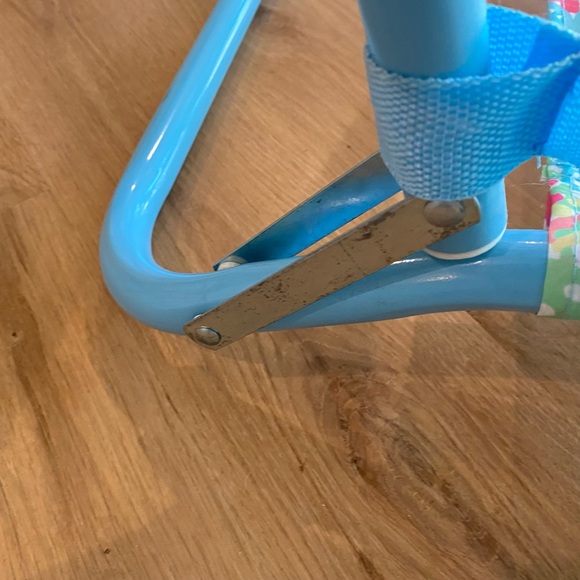 Lilly Pulitzer Beach Chairs in Lovers Coral Pattern - Picture 6 of 7